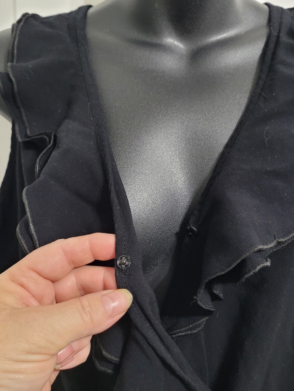 💲2️⃣ Trendsetter Sleeveless Black Ruffle Cross-Over V-Neck Jumpsuit Size Med - Picture 4 of 13